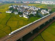 广西：高铁穿行山水画廊间