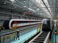 试运行：北京首条磁浮列车