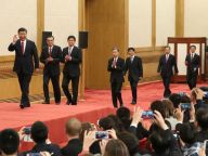 十九届中央政治局常委同中外记者见面