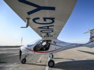 国产电动双座飞机首飞成功