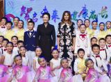 彭丽媛同美国总统夫人梅拉尼娅共同参观北京市板厂小学