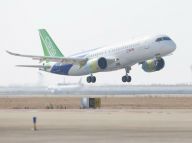 第二架国产C919完成首次飞行