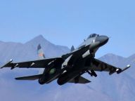 中国空军：新型战机胜蓝天