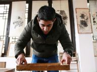 留学生近距离体验非遗技艺