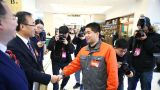 两会表情——新老代表握手交流聊履职