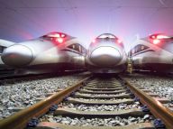 高铁：风雪中的“陆地舰队”