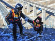 悬崖峭壁上的高铁“蜘蛛侠”