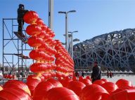 【这里是北京】大红灯笼挂“鸟巢”