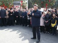 习近平春节前夕赴四川看望慰问各族干部群众