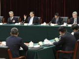 李克强看望经济、农业界委员并参加讨论