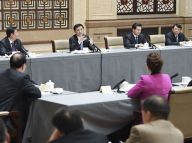 王沪宁看望教育、新闻出版界委员