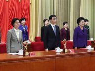 王沪宁为受表彰的先进妇女典型颁奖