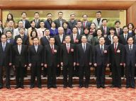 汪洋看望参加报道新闻工作者