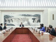 栗战书主持全国人大常务主席会议