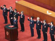 国务院副总理、国务委员、秘书长进行宪法宣誓