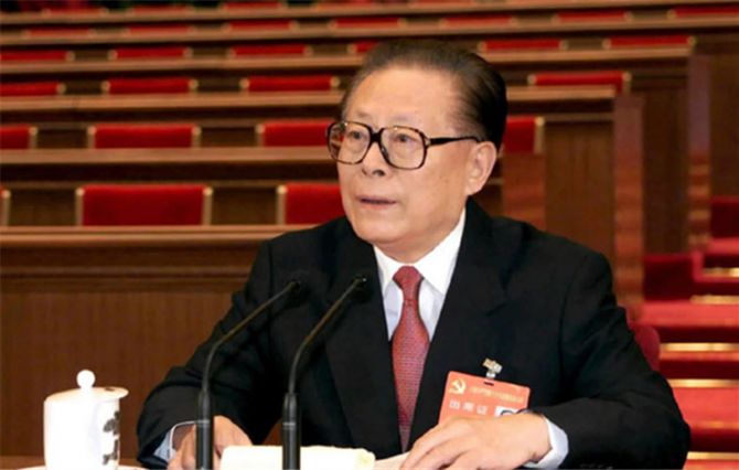 在新的历史条件下，我们党如何做到“三个代表”