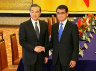 王毅同日本外相河野太郎举行会谈