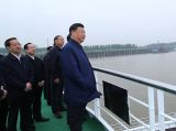 习近平乘船考察长江
