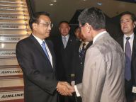 李克强抵达东京出席第七次中日韩领导人会议并对日本进行正式访问