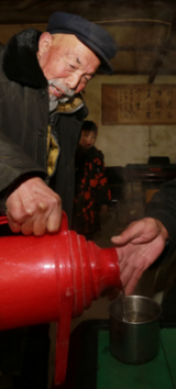 85岁老兵周群政：义务舍茶27年 温暖行人路