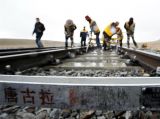 “天路”上的养路工人