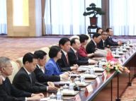 栗战书与俄罗斯联邦委员会主席会谈