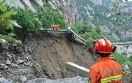 北京密云道路塌方 救援人员积极抢修