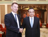 李克强会见英国外交大臣亨特