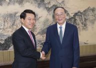 王岐山会见老挝外长沙伦赛