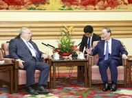 王岐山会见希腊外长科恰斯