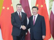 习近平会见拉脱维亚总统韦约尼斯