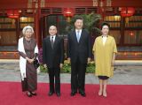 习近平主席夫妇看望柬埔寨国王西哈莫尼和太后莫尼列