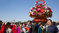 “祝福祖国”花篮添彩天安门广场