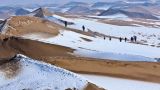 沙漠雪景引游客