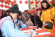 合肥：书写春联送祝福