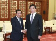 栗战书会见柬埔寨首相洪森