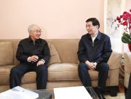 王沪宁看望文化界知名人士和科技专家
