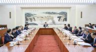 十三届全国人大二次会议主席团常务主席第一次会议举行 栗战书主持