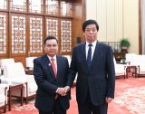 栗战书会见老挝建国阵线中央主席赛颂蓬