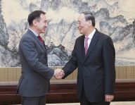 王岐山会见蒙古国外长朝格特巴特尔