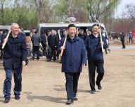 党和国家领导人参加首都义务植树活动