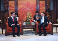 李克强会见出席第五次中日经济高层对话的日本政府官员