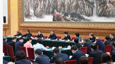 着力在增强思想政治理论课的思想性、理论性和亲和力、针对性上下功夫