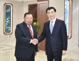 王沪宁会见老挝人民革命党中央总书记、国家主席本扬