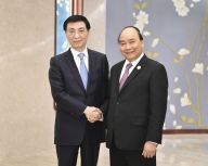 王沪宁会见越南总理阮春福