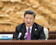 习近平主持第二届“一带一路”国际合作高峰论坛圆桌峰会并致辞