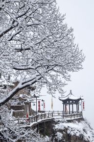 雪落山西芦芽山悬空村