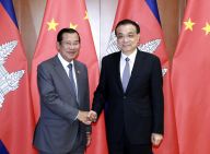 李克强会见柬埔寨首相洪森