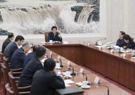栗战书主持加强和改进全国人大代表工作座谈会