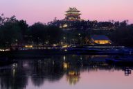醉美北京世园夜，妫汭湖畔幻彩灯光秀“仙气十足”